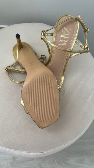 Sandalias tacón doradas Zara Talla 38