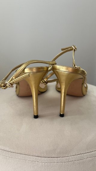 Sandalias tacón doradas Zara Talla 38