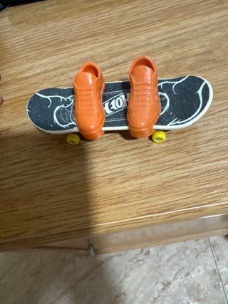 Skate de juguete con zapatos