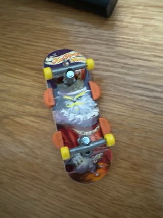 Skate de juguete con zapatos