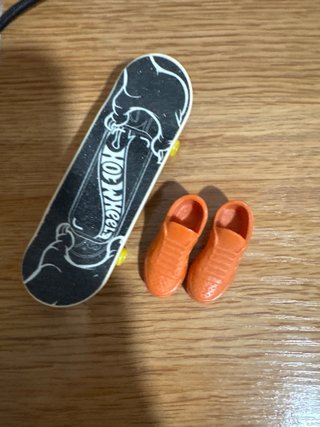 Skate de juguete con zapatos