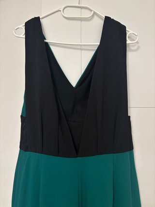 Mono Zara verde y negro escote pico
