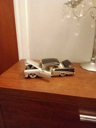 Coche de juguete clásico plateado