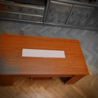 Mesa elevable de salón con ruedas