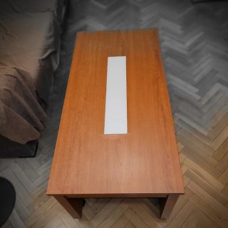 Mesa elevable de salón con ruedas