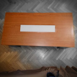 Mesa elevable de salón con ruedas