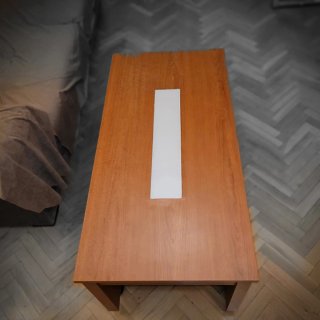 Mesa elevable de salón con ruedas