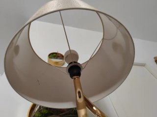 Lámpara de pie dorada y beige