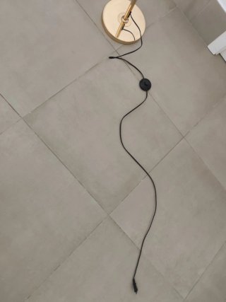 Lámpara de pie dorada y beige