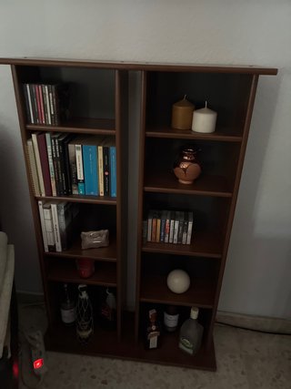 Estantería de madera marrón