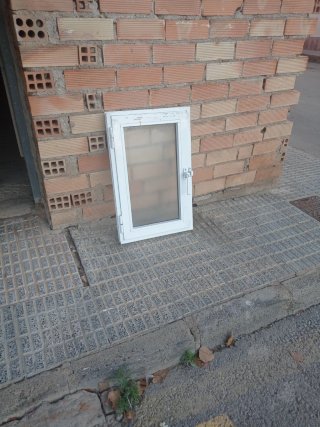 Ventana blanca de aluminio