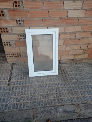 Ventana blanca de aluminio