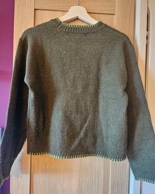 Jersey verde oliva con pespuntes