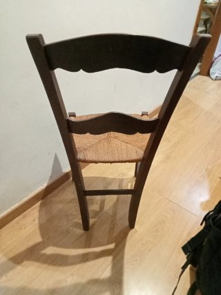 Silla de madera antigua con asiento de esparto