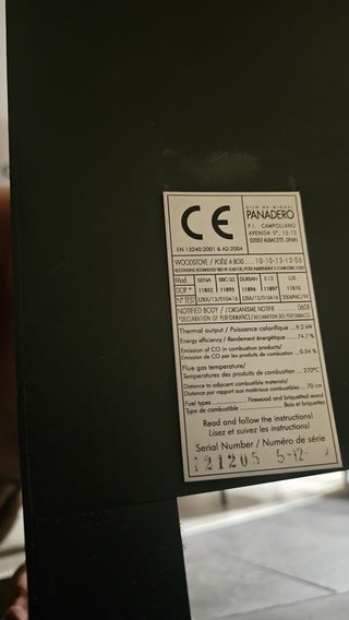 Estufa de leña negra con puerta de cristal