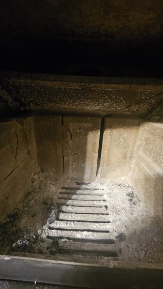 Estufa de leña negra con puerta de cristal