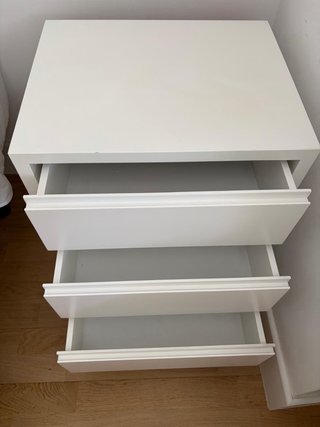 Coppia di comodini laccati bianchi