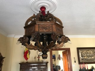Lámpara de madera antigua tallada
