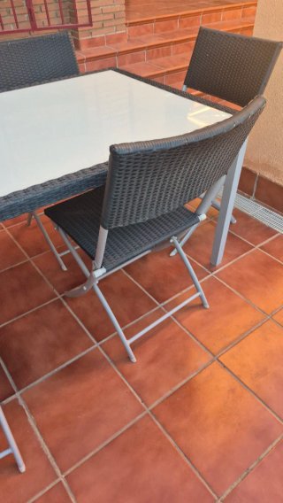 Mesa de jardín cristal y mimbre con 6 sillas.