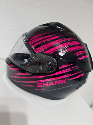 Casco integral Shark negro y rosa