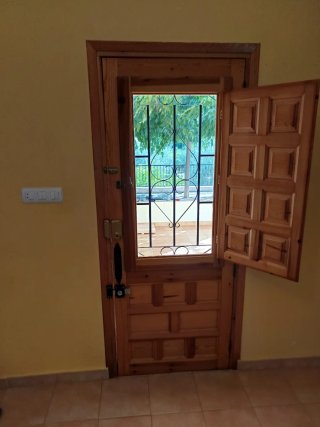 Puerta de entrada de madera