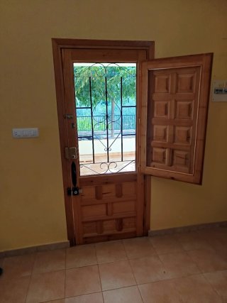 Puerta de entrada de madera