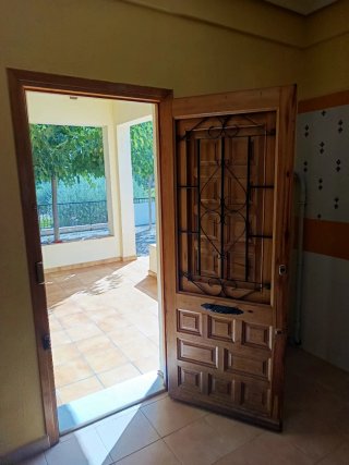 Puerta de entrada de madera