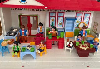 PLAYMOBIL – GUARDERIA MALETIN CON PATIO Y PARQUE