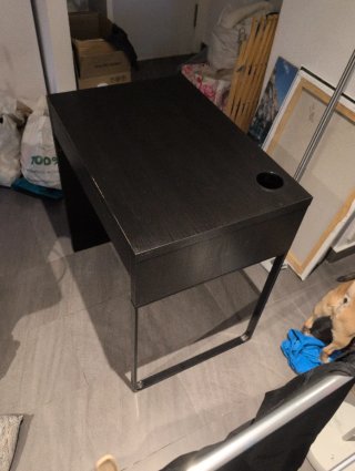 Mesa escritorio negra con cajón