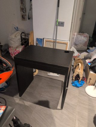 Mesa escritorio negra con cajón