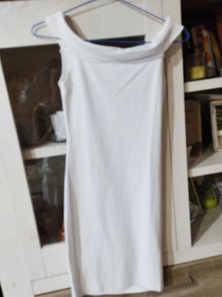 Vestido blanco escotado.