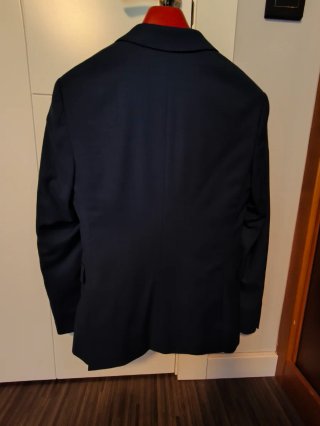 Traje de chaqueta azul juvenil