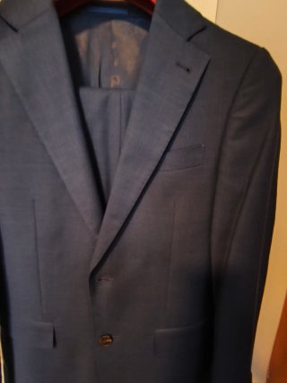 Traje de chaqueta azul juvenil