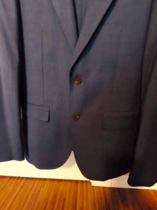 Traje de chaqueta azul juvenil