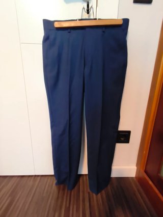 Traje de chaqueta azul juvenil