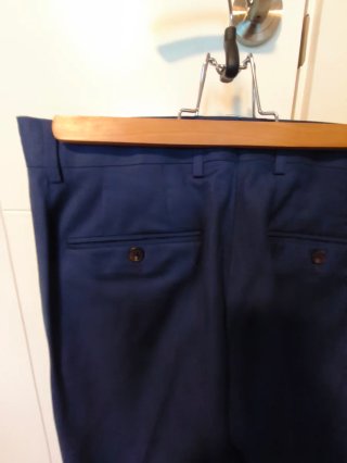 Traje de chaqueta azul juvenil