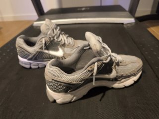 Zapatillas Nike Zoom Vomero 5 Grises