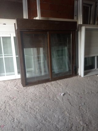 Ventana corredera marrón