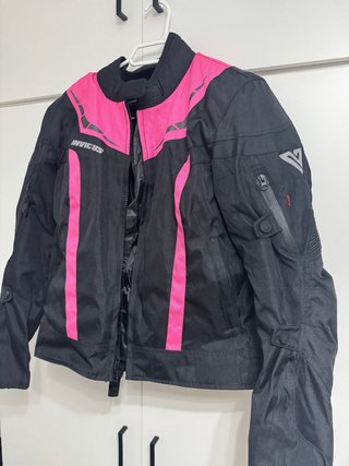 Chaqueta Invictus Negra y Rosa con Protecciones