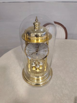 Orologio da tavolo dorato con campane