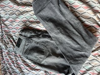 Pantalones Stradivarius grises rotos