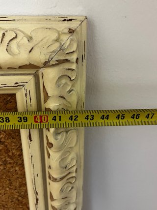 Tablero de corcho con marco decorativo