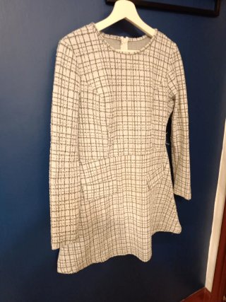 Vestido elegante cuadros blanco y gris