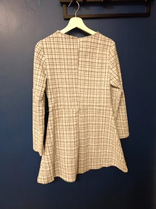Vestido elegante cuadros blanco y gris