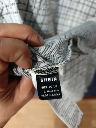 Vestido elegante cuadros blanco y gris