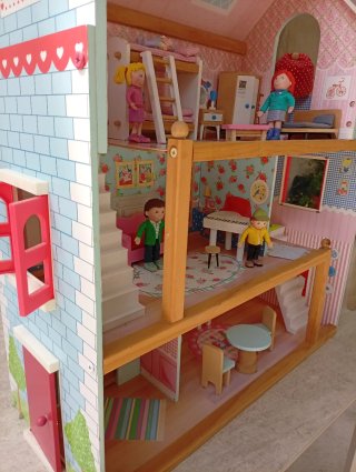Casa de muñecas de madera
