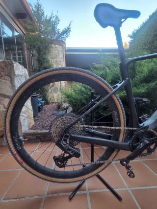 Bicicleta eléctrica Gravel CUBE NUROAD HYBRID