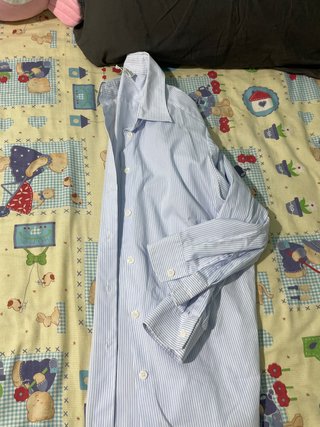 Camisa de vestir azul claro con rayas