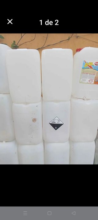 Garrafas de plástico blancas
