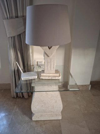 Mesa auxiliar con lámpara de piedra y cristal